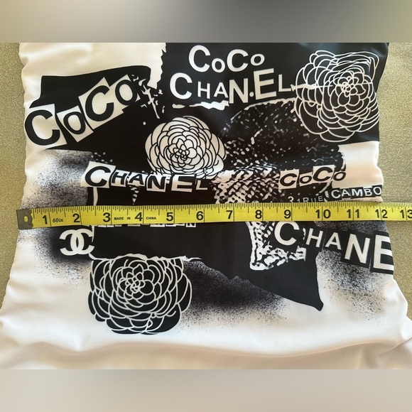 CHANEL Monochrome Graphic One Piece Swimsuit (887) - Picture 16 of 17